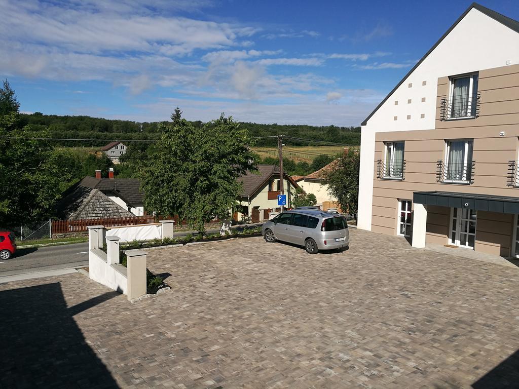 Family Apartman Eplény Exterior foto